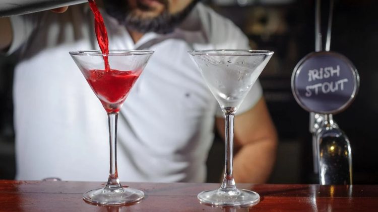 Hari Bartender Sedunia 24 Februari: Sejarah dan Penghargaan untuk Profesi Peracik Minuman