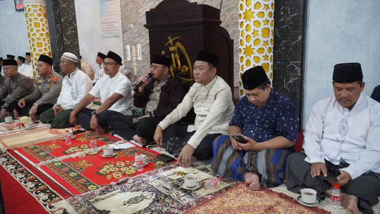 Wali Kota Tegal Sapa Warga Usai Salat Tarawih di Masjid Nurul Hidayah Debong Kulon