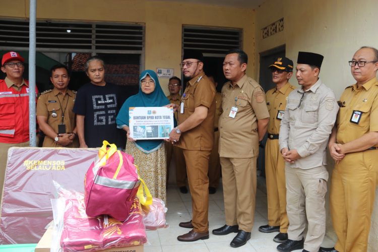 Gerak Cepat, Wali Kota Serahkan Bantuan untuk Korban Rumah Roboh