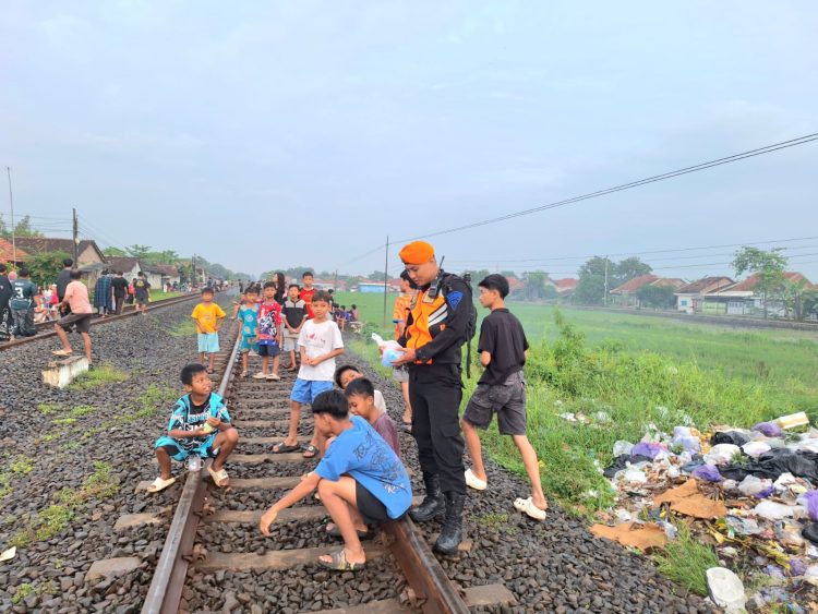 Demi Keselamatan, KAI Daop 4 Semarang Melarang Masyarakat Melakukan Aktivitas “Ngabuburit” di Jalur KA dan Waspada di Perlintasan Sebidang