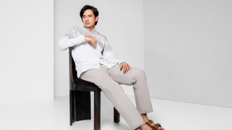Sambut Ramadan dan Idul Fitri: Manzone Gaet Adipati Dolken Luncurkan Koleksi Festive 2026 Bertema “Waktu”