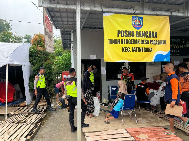 Polisi Siaga Pantau dan Amankan Lokasi Tanah Bergerak di Padasari Jatinegara