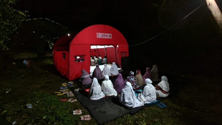 Ramadan di Tenda Pengungsian, Warga Terdampak Tanah Bergerak Padasari Tetap Teguh Menjalankan Tarawih