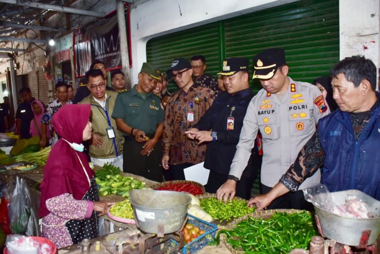 Bupati Tegal Sidak Pasar, Pastikan Harga dan Stok Sembako Stabil Jelang Idulfitri