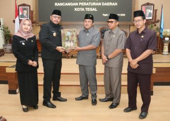 Dedy Yon Supriyono Paparkan Tiga Raperda Prioritas dalam Paripurna DPRD Kota Tegal, Fokus Perlindungan Lahan dan Keselamatan Warga