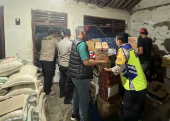 Polisi dan Relawan Terus Lakukan Monitoring serta Pengamanan di Lokasi Tanah Bergerak Kecamatan Lebaksiu