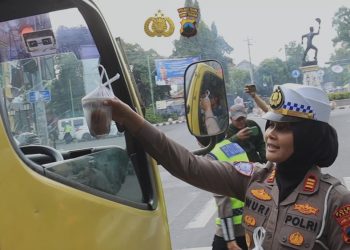 Satlantas Polres Tegal Bagikan Takjil Kepada Pengguna Jalan di Slawi