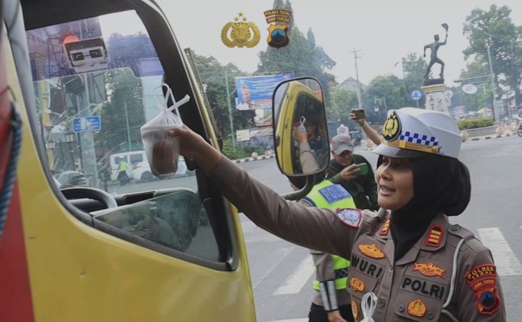 Satlantas Polres Tegal Bagikan Takjil Kepada Pengguna Jalan di Slawi