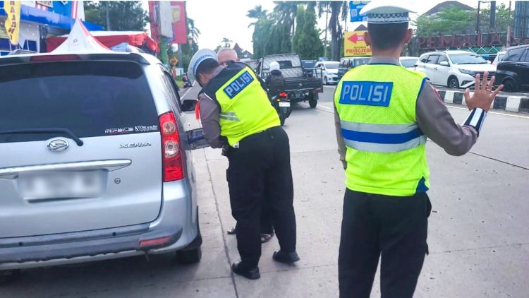 Polres Pemalang Tanggap, Bantu Pemudik Kehabisan Bensin di Simpang Gandulan