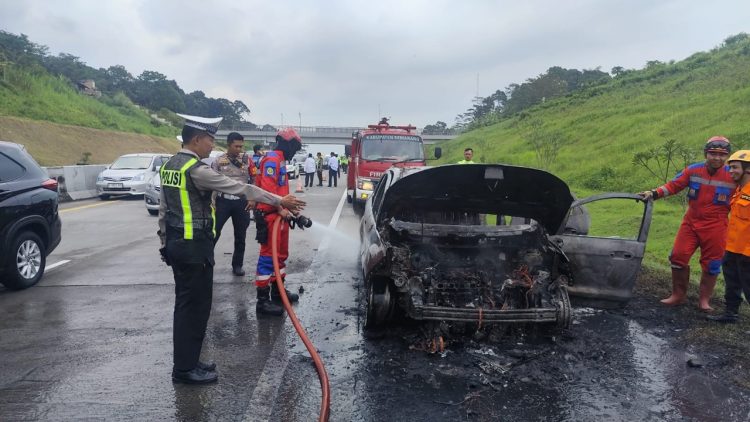 Mobil Hangus Terbakar di Tol Semarang–Solo Saat Arus Lebaran, Diduga Akibat Gangguan Kelistrikan Mesin