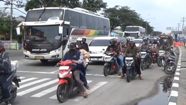 Lonjakan Arus Balik Lebaran 2026, Jalur Pantura Brebes Dipadati Pemudik Motor Akibat Sistem One Way Tol