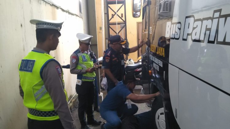 Polres Tegal Laksanakan Ramp Check Bus Pariwisata di Pool Dedy Jaya