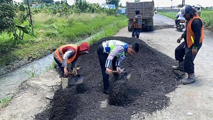 Satlantas Polres Tegal Tambal Jalan Berlubang Di Jalur Alternatif Jatibarang – Balapulang