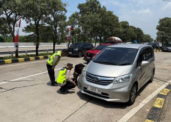 Polisi Bantu Pemudik Pegawai Kementerian ESDM yang Alami Kendala Kendaraan di Rest Area 275 A Tegal