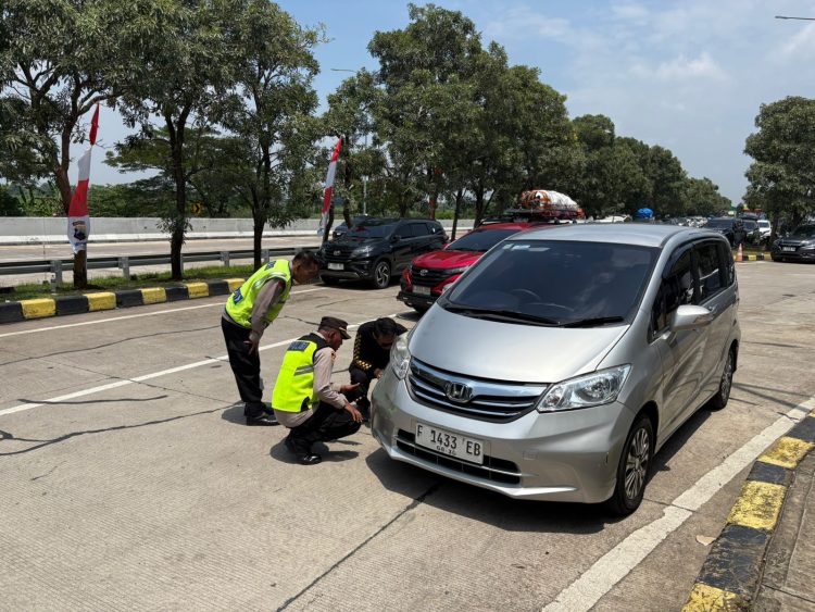 Polisi Bantu Pemudik Pegawai Kementerian ESDM yang Alami Kendala Kendaraan di Rest Area 275 A Tegal