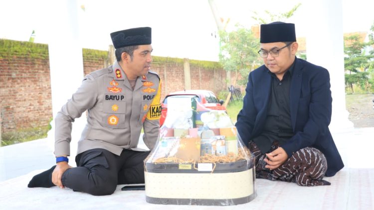 Hampers Lebaran Kapolri Diserahkan kepada Ulama di Wilayah Kabupaten Tegal