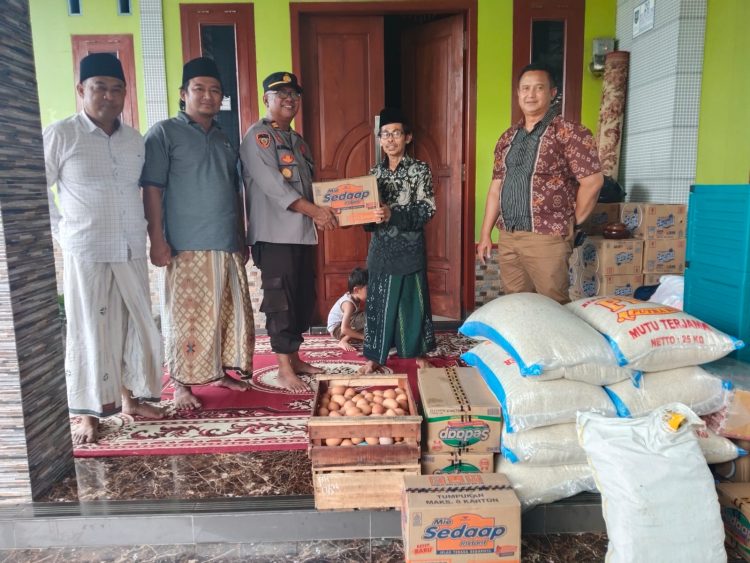 Polres Tegal Salurkan Bantuan Sembako kepada Pengungsi Tanah Bergerak Desa Padasari