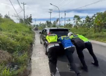 Sigap Tanpa Batas, Polisi Bantu Urai Kemacetan Di Tanjakan Guci
