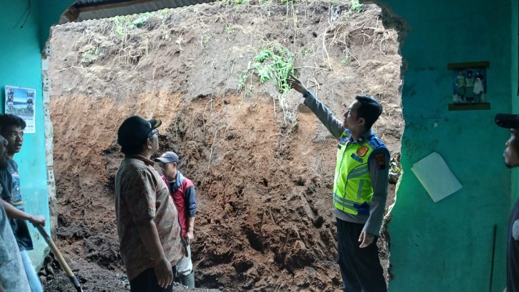 Polisi Sigap Tangani Longsor di Bojong Akibat Hujan Lebat