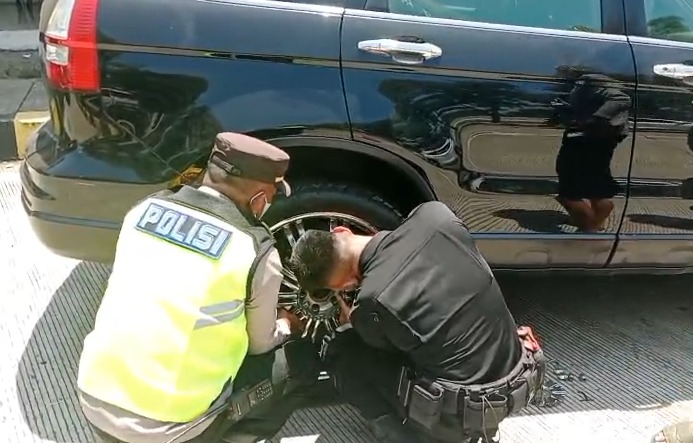 Pemudik Apresiasi Bantuan Polisi Saat Alami Ban Pecah di Tol