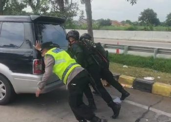 Polri Sigap Bantu Pemudik Alami Aki Tekor di Rest Area 275 A