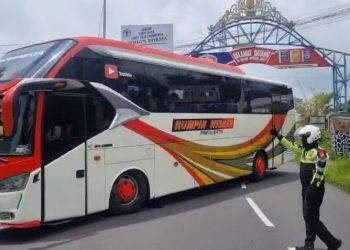 Polri Alihkan Bus Besar dari Jalur Guci, Antisipasi Risiko di Jalur Clirit Saat Operasi Ketupat Candi 2026