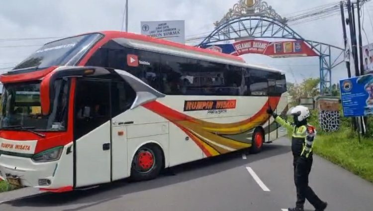 Polri Alihkan Bus Besar dari Jalur Guci, Antisipasi Risiko di Jalur Clirit Saat Operasi Ketupat Candi 2026