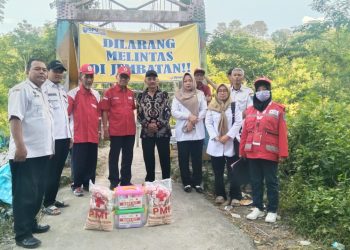 PMI Kabupaten Tegal Berikan Bantuan Kemanusiaan bagi Ibu Hamil Terdampak Ambruknya Jembatan Gantung di Balapulang