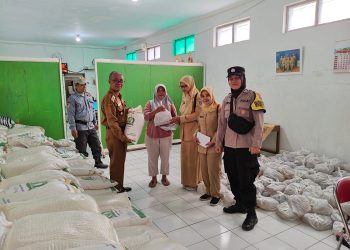 Polri Dampingi Penyaluran Bantuan Pangan, Warga Desa Trayeman Terima Manfaat