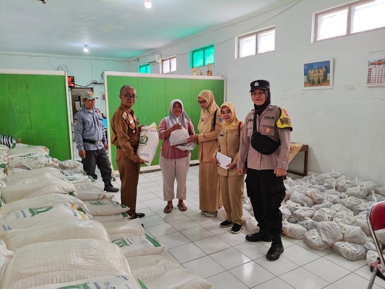 Polri Dampingi Penyaluran Bantuan Pangan, Warga Desa Trayeman Terima Manfaat