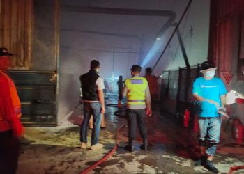 Kebakaran Gudang Produksi di Kramat, Polres Tegal Sigap Lakukan Penanganan