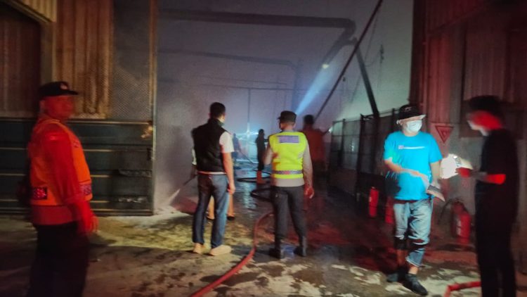 Kebakaran Gudang Produksi di Kramat, Polres Tegal Sigap Lakukan Penanganan
