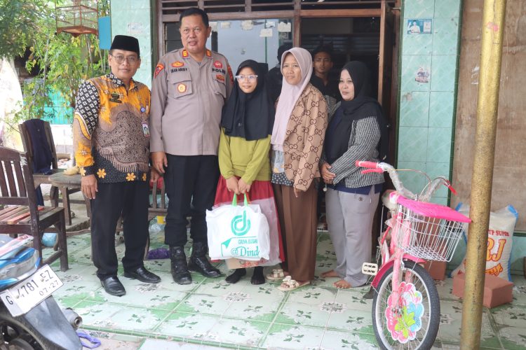 Kapolres Tegal Serahkan Bantuan Sosial untuk Kakak Beradik Pejuang Sekolah di Kabupaten Tegal
