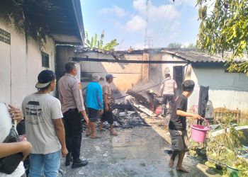 Polsek Dukuhturi Bersama Pamapta Sigap Tangani Kebakaran Gudang di Permukiman Warga