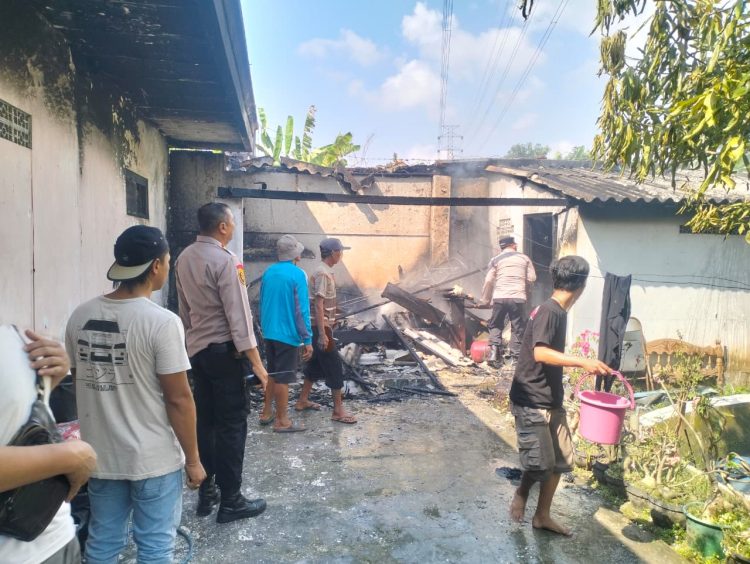 Polsek Dukuhturi Bersama Pamapta Sigap Tangani Kebakaran Gudang di Permukiman Warga