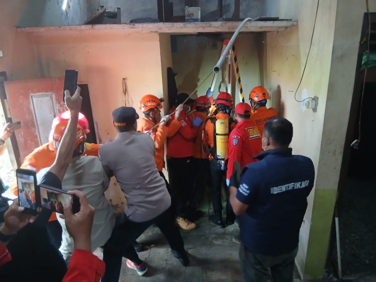 Pria Ditemukan Meninggal Dunia di Dalam Sumur, Polisi Bersama Warga Lakukan Evakuasi