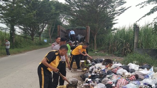 Polisi Bersama DLH dan Pemerintah Desa Gelar Gerakan Indonesia Asri di Pangkah