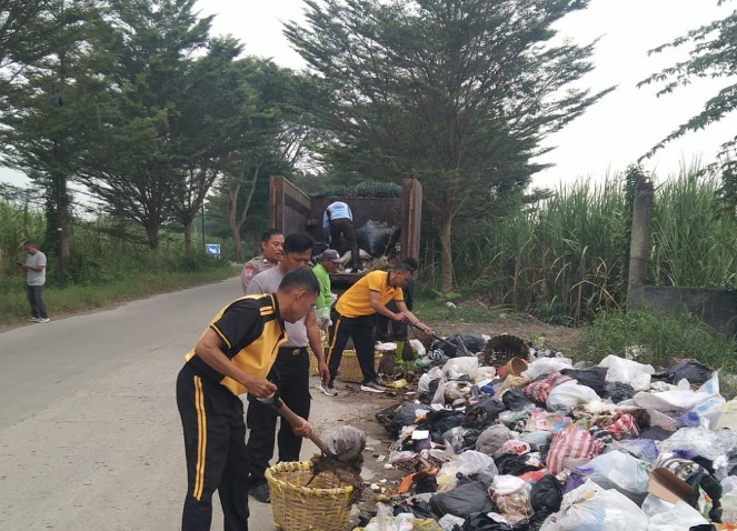 Polisi Bersama DLH dan Pemerintah Desa Gelar Gerakan Indonesia Asri di Pangkah