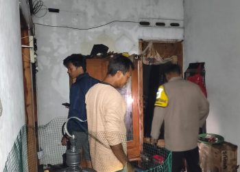 Polisi Bersama Damkar Sigap Tangani Kebakaran Rumah di Pangkah