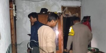 Polisi Bersama Damkar Sigap Tangani Kebakaran Rumah di Pangkah