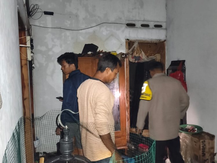 Polisi Bersama Damkar Sigap Tangani Kebakaran Rumah di Pangkah