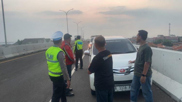 Polri Respon Cepat Laporan 110 Bantu Kendaraan Mogok di Tol Km 278 Tegal